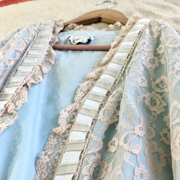 Vintage Saks Fifth Avenue lacy bed jacket/ robe - Picture 5 of 6
